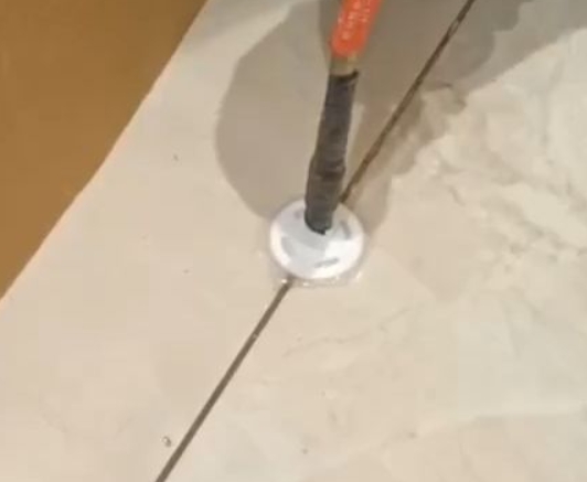 马鞍山瓷砖空鼓维修公司专业解答瓷砖在铺贴过程中，如果没有涂抹均匀到位的粘结材料（如水泥砂浆或瓷砖胶），可能会导致以下问题